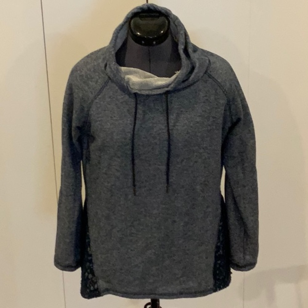 Pullover sweatshirt sweater